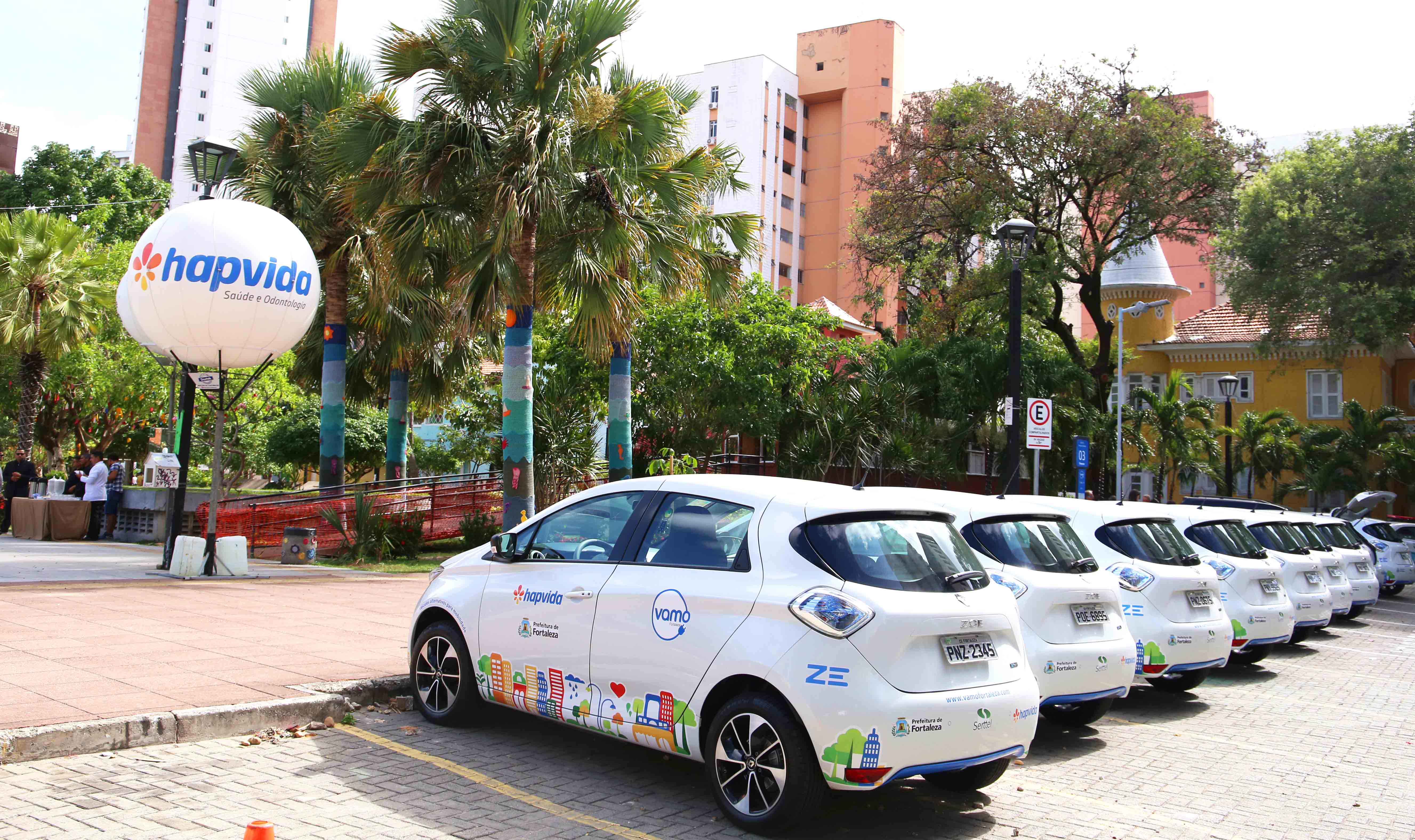 fila de carros estacionados em praça